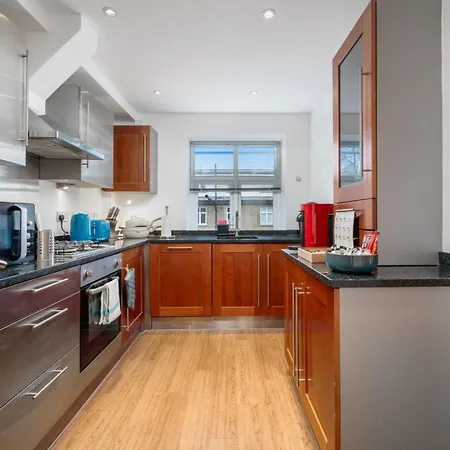 Stunning 3 Bedroom Flat, With Parking, Sleeps Six, Near Greenwich Park London