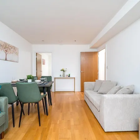 Apartment Stunning 3 Bedroom Flat, With Parking, Sleeps Six, Near Greenwich Park London