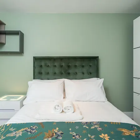 Apartment Stunning 3 Bedroom Flat, With Parking, Sleeps Six, Near Greenwich Park London