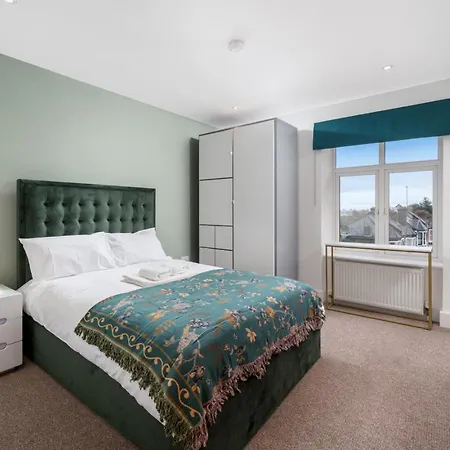 Stunning 3 Bedroom Flat, With Parking, Sleeps Six, Near Greenwich Park London