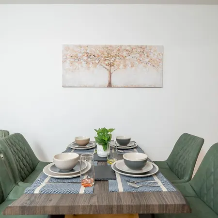 Apartment Stunning 3 Bedroom Flat, With Parking, Sleeps Six, Near Greenwich Park *