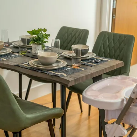 Apartment Stunning 3 Bedroom Flat, With Parking, Sleeps Six, Near Greenwich Park