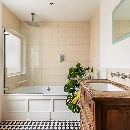 Stylish Chiswick With A Private Terrace アパート ロンドン