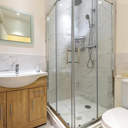 Apartment Elegant Two Bedroom Flat In Redcliffe Gardens *