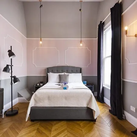 Stylish Hyde Park Gem *