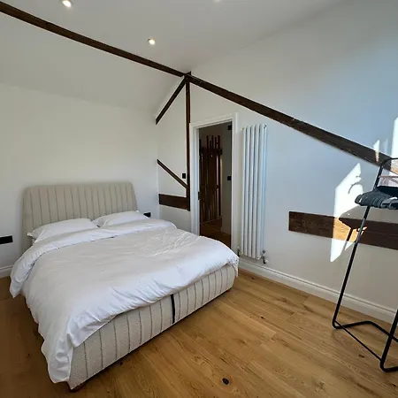 Holiday home Modern House In Gated Compound London