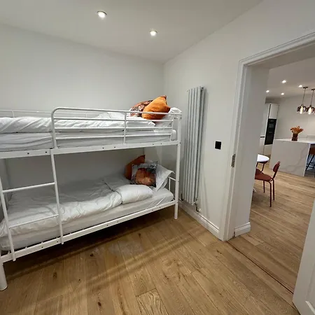Modern House In Gated Compound Holiday home London