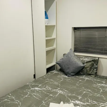 Kings Cross Nest 3 Bedroom Apartment *