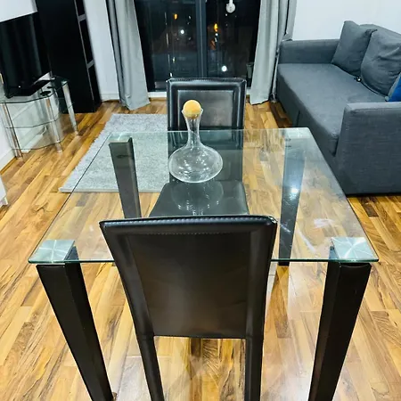 Kings Cross Nest 3 Bedroom Apartment *