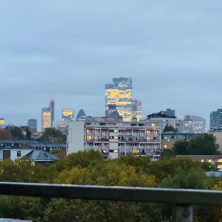 Kings Cross Nest 3 Bedroom Apartment *