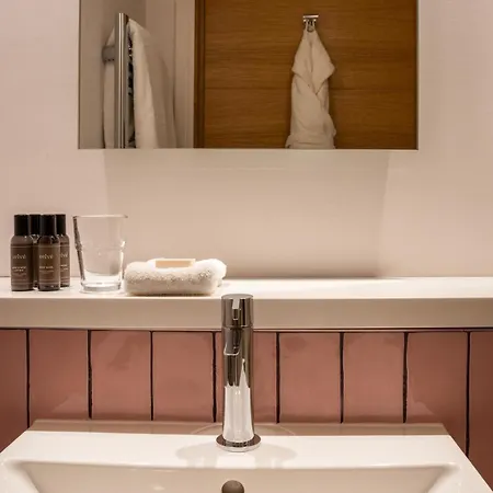 Rockwell East-tower Bridge Hotel 4*