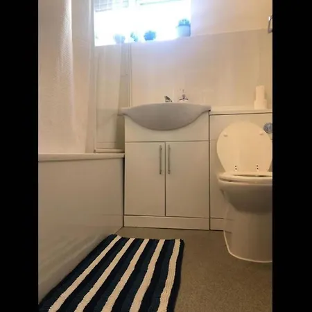Apartment Small Modern Comfortable 2 Bedroom Cmyr