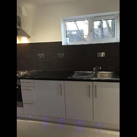 Apartment Small Modern Comfortable 2 Bedroom Cmyr *