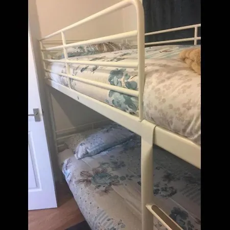Small Modern Comfortable 2 Bedroom Cmyr Apartment Hayes (Greater London)