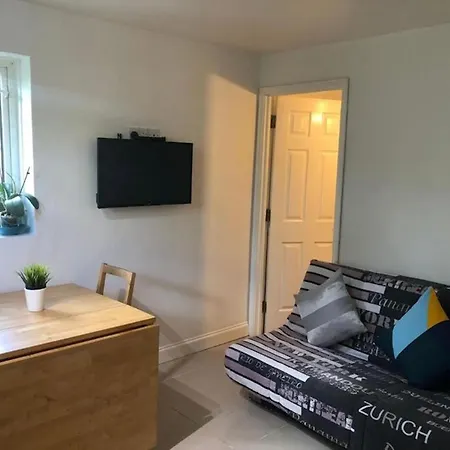 Small Modern Comfortable 2 Bedroom Cmyr * Hayes (Greater London)