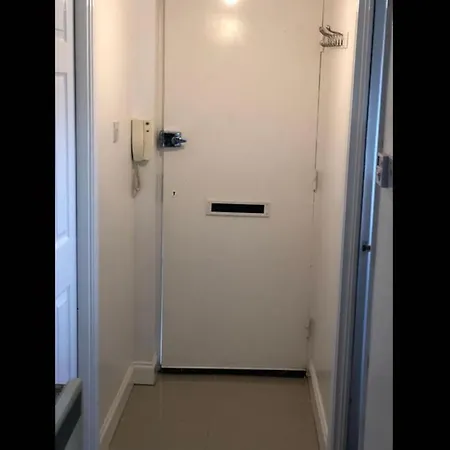 Small Modern Comfortable 2 Bedroom Cmyr Apartment *