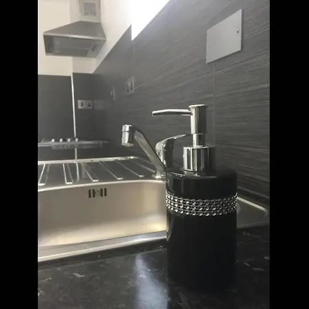 Small Modern Comfortable 2 Bedroom Cmyr *