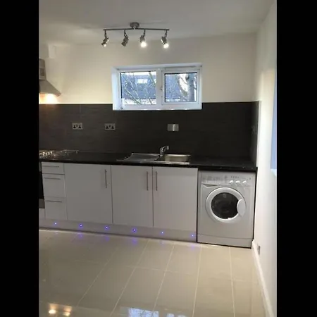 Small Modern Comfortable 2 Bedroom Cmyr * Hayes (Greater London)