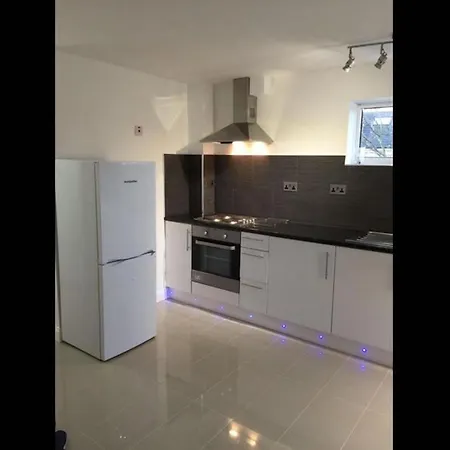 Small Modern Comfortable 2 Bedroom Cmyr