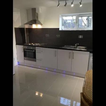 Apartment Small Modern Comfortable 2 Bedroom Cmyr *