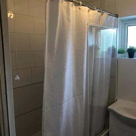 Small Modern Comfortable 2 Bedroom Cmyr *