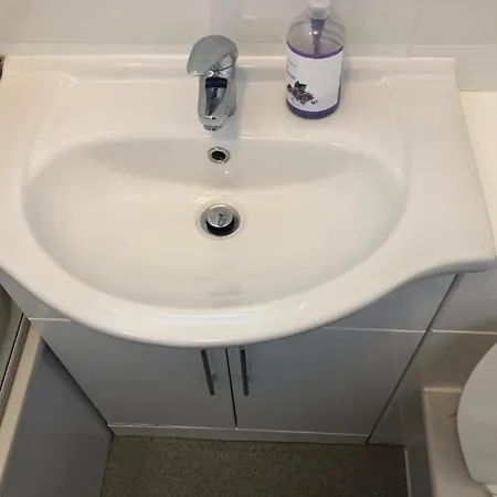 Small Modern Comfortable 2 Bedroom Cmyr Hayes (Greater London)