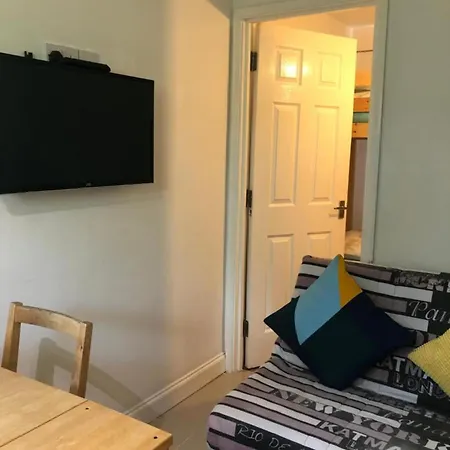 Small Modern Comfortable 2 Bedroom Cmyr