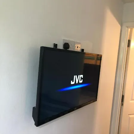Small Modern Comfortable 2 Bedroom Cmyr Hayes (Greater London)