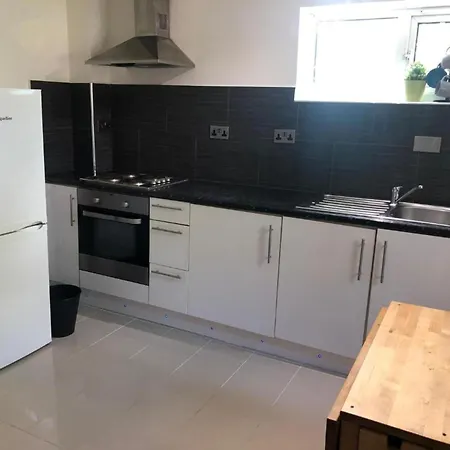 Small Modern Comfortable 2 Bedroom Cmyr * Hayes (Greater London)