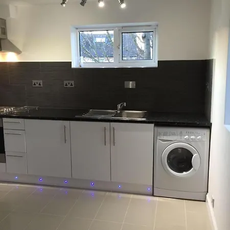 Small Modern Comfortable 2 Bedroom Cmyr Apartment Hayes (Greater London)