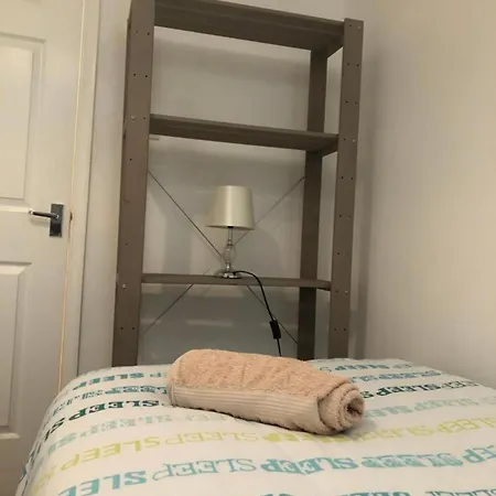 Small Modern Comfortable 2 Bedroom Cmyr *
