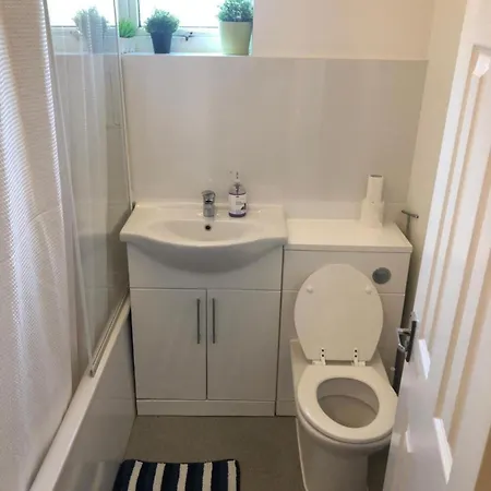 Small Modern Comfortable 2 Bedroom Cmyr Hayes (Greater London)