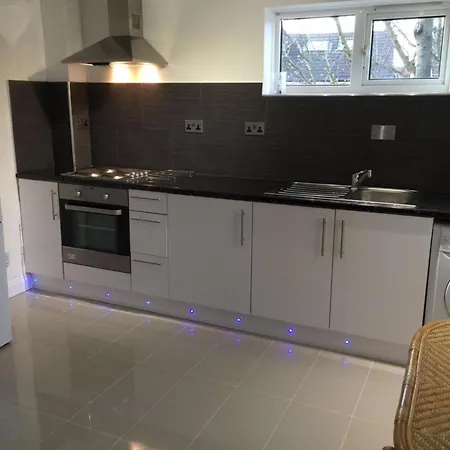 Small Modern Comfortable 2 Bedroom Cmyr