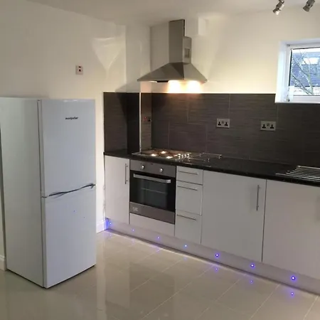 Small Modern Comfortable 2 Bedroom Cmyr Apartment