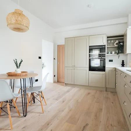 Light & Luxury In Honor Oak London