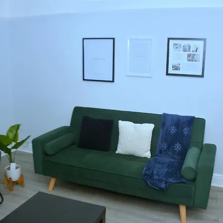 Tranquil At 3 Bedroom House In * Dagenham