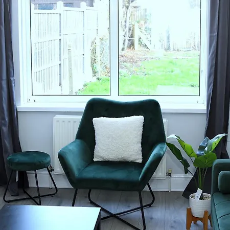 Tranquil At 3 Bedroom House In Dagenham