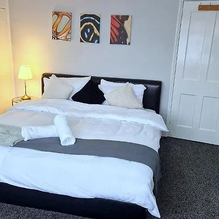 Apartment Tranquil At 3 Bedroom House In