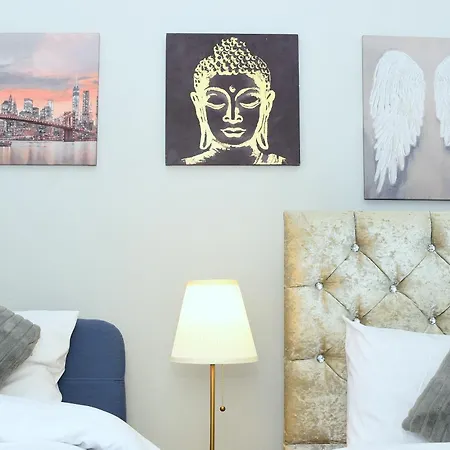 Tranquil At 3 Bedroom House In * Dagenham