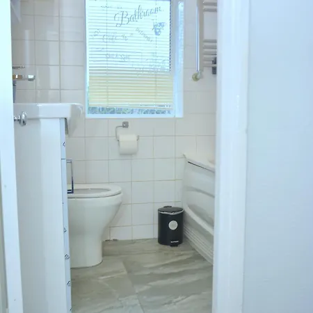 Tranquil At 3 Bedroom House In Dagenham