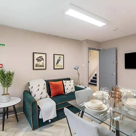 Apartment Bold & Vibrant 1-bedroom Escape In Prime Location! *