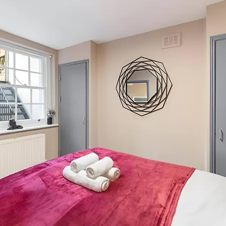 Bold & Vibrant 1-bedroom Escape In Prime Location! Apartment *