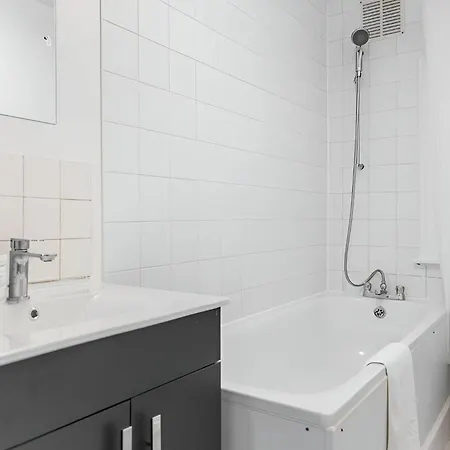 Bold & Vibrant 1-bedroom Escape In Prime Location! Apartment *