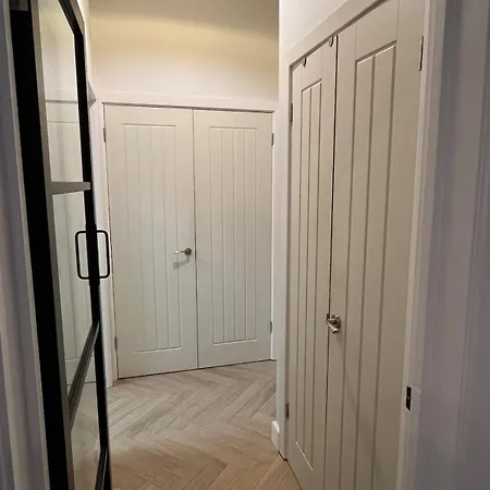 Luxury One Bedroom Paradise Apartment London