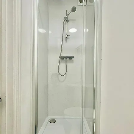 Flat A Garrat Lane London