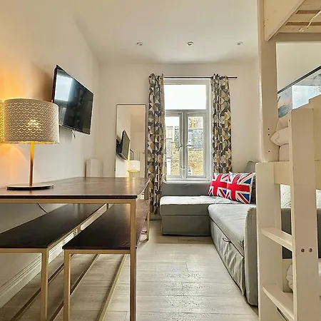 Flat A Garrat Lane * London