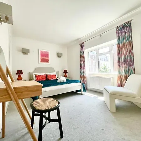Split Level 2 Bed Apartment- Mayfair