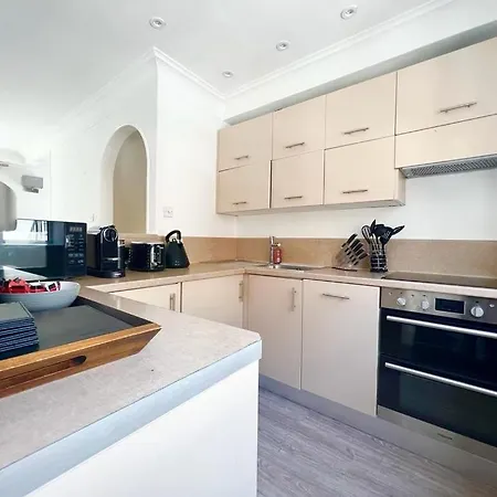 Split Level 2 Bed Apartment- Mayfair Daire