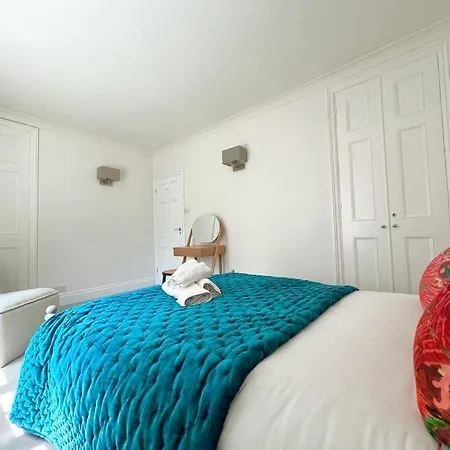 Split Level 2 Bed Apartment- Mayfair Daire *