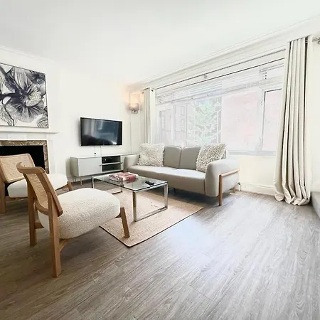 Split Level 2 Bed Apartment- Mayfair Daire Londra